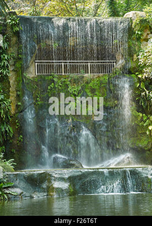 KUALA LUMPUR, MALAISIE - 16 novembre : cascade artificielle le 14 novembre 2010, à Kuala Lumpur, Malaisie Parc des Oiseaux. La plus grande Banque D'Images