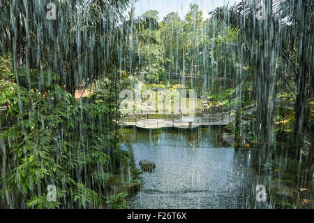 KUALA LUMPUR, MALAISIE - 16 novembre : cascade artificielle le 14 novembre 2010, à Kuala Lumpur, Malaisie Parc des Oiseaux. Vue depuis Banque D'Images