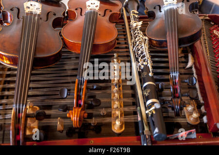 Violon martelé dulcimer clarinette instruments de musique folklorique traditionnels République tchèque Moravie du Sud Banque D'Images