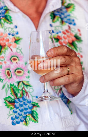 Les costumes traditionnels et un verre de vin blanc, Velke Pavlovice, Moravie du Sud, République Tchèque, Europe Banque D'Images