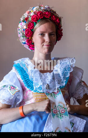 Femme en costume, Velke Pavlovice, Moravie du Sud, République Tchèque, Europe Banque D'Images