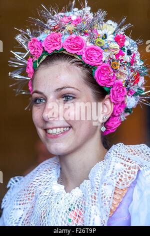 Femme en costume folklorique, Velke Pavlovice, Moravie du Sud, République tchèque, Europe femme Banque D'Images
