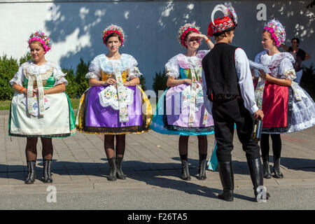Moravie du Sud, les femmes en costumes folkloriques, Velke Pavlovice, République Tchèque, Europe Banque D'Images