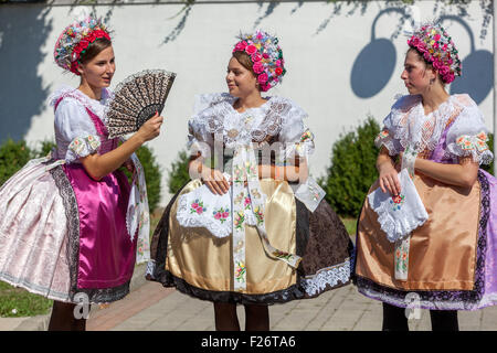 Europe femmes en costumes traditionnels, Velke Pavlovice, Moravie du Sud tenue traditionnelle République tchèque, Europe Banque D'Images