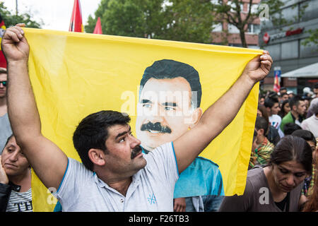 Stuttgart, Allemagne. 12 Sep, 2015. Un participant d'un rassemblement contre la politique du gouvernement turc, est titulaire d'un placard dans sa main qui dépeint un portrait de détenu leader du Parti des Travailleurs du Kurdistan (PKK), Abdullah Ocalan, dans ses mains, qu'il marche dans les rues de Stuttgart, Allemagne, 12 septembre 2015. Quelque 2 000 Kurdes et Turcs critiques du gouvernement sont descendus dans la rue pour protester contre l'escalade des tensions dans leur pays après la Turquie a procédé à une vague d'attaques aériennes contre des travailleurs du Kurdistan (PKK) dans le nord de l'Iraq. Photo : Wolfram Kastl/dpa/Alamy Live News Banque D'Images