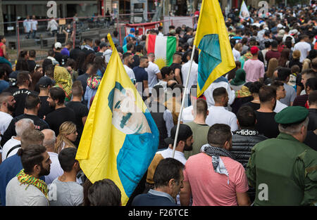 Stuttgart, Allemagne. 12 Sep, 2015. Les participants d'un rassemblement contre la politique du gouvernement turc, porter des pancartes qui dépeignent les portraits de détenus leader du Parti des Travailleurs du Kurdistan (PKK), Abdullah Ocalan, comme ils marches dans les rues de Stuttgart, Allemagne, 12 septembre 2015. Quelque 2 000 Kurdes et Turcs critiques du gouvernement sont descendus dans la rue pour protester contre l'escalade des tensions dans leur pays après la Turquie a procédé à une vague d'attaques aériennes contre des travailleurs du Kurdistan (PKK) dans le nord de l'Iraq. Photo : Wolfram Kastl/dpa/Alamy Live News Banque D'Images