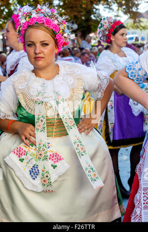 Folk tchèque, femme en costume, Velke Pavlovice, Moravie du Sud, République Tchèque, Europe Banque D'Images