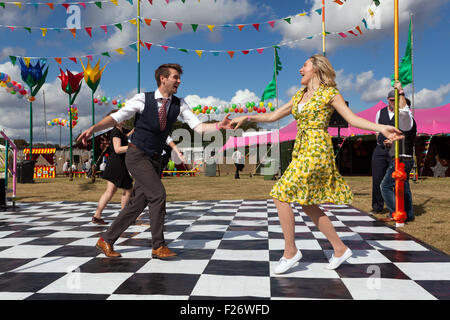 Démonstration de danseurs pendant les jiving à Blackheath Music Festival Banque D'Images