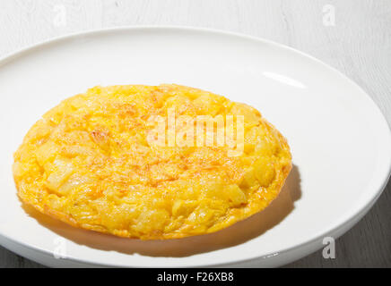 L'omelette espagnole sur un plat juste pour manger Banque D'Images