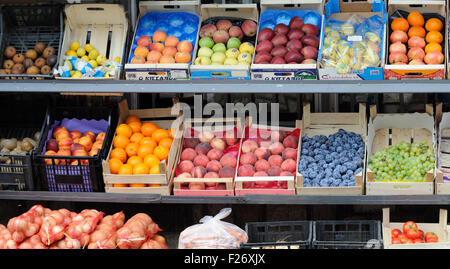 Des fruits pour la vente à l'extérieur d'une boutique dans une rue de Prizren. Prizren, Kosovo. Banque D'Images