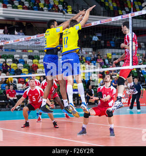 Boîte de cuivre Arena, London, UK. 12e Septembre 2015. De Friedrichhafen Tomas Kocian (17) et Marc Anthony Honoré (9) bloquer une attaque. Le VfB Friedrichshafen bat Team Northumbria 3-1 (25-15, 23-25, 25-14, 25-18) Credit : Imageplotter/Alamy Live News Banque D'Images