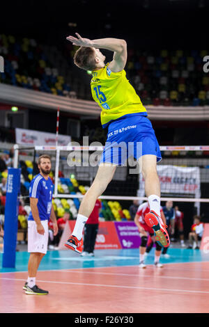 Boîte de cuivre Arena, London, UK. 12e Septembre 2015. Friedrichshafen's Robert Adrian Aciobanitei (15) sert. Le VfB Friedrichshafen bat Team Northumbria 3-1 (25-15, 23-25, 25-14, 25-18) Credit : Imageplotter/Alamy Live News Banque D'Images