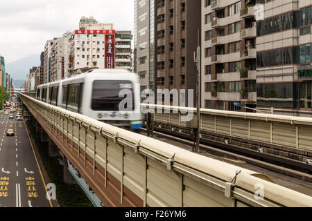 TAIPEI, TAIWAN - Le 29 août 2015 : Street View de Taipei avec chariots MRT sur le rail. La MRT de Taipei est la meilleure façon de voyager Banque D'Images