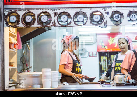 Nouveau TAIPEI, TAIWAN - Le 30 août 2015 : les vendeurs d'aliments au marché traditionnel de Bali au Parc Rive Gauche. Banque D'Images