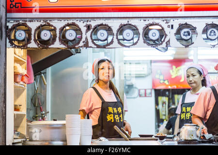 Nouveau TAIPEI, TAIWAN - Le 30 août 2015 : les vendeurs d'aliments au marché traditionnel de Bali au Parc Rive Gauche. Banque D'Images