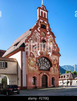 Rue Ville de Füssen, Ostallgaü, Bavière, Allemagne. Église de l'Hôpital Saint Esprit avec façade peinte Banque D'Images