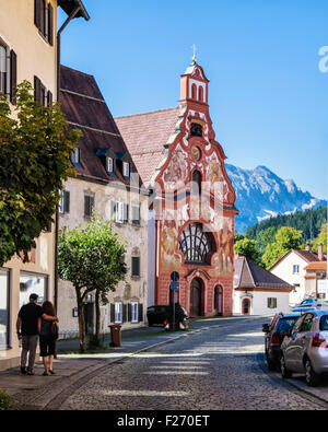 Rue Ville de Füssen, Ostallgaü, Bavière, Allemagne. Église de l'Hôpital Saint Esprit avec façade peinte Banque D'Images