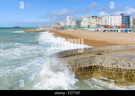 Front de mer de Brighton. Afficher le long de la mer à Brighton, East Sussex, Angleterre, Royaume-Uni. La côte de Brighton. Brighton Station en hiver. Banque D'Images