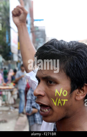 Dhaka, Bangladesh. 12 Sep, 2015. Les étudiants bangladais mars au cours d'un meeting de protestation dans les rues à Dhanmondi Dhaka, Bangladesh, le 13 septembre 2015. Des milliers d'étudiants de différentes universités privées démontrer dans différentes parties de la ville qui protestaient contre les 7,5 pour cent de la taxe sur la valeur ajoutée (TVA) sur leurs frais de scolarité. Le gouvernement a proposé 7,5  % de la TVA sur les frais de scolarité pour l'enseignement supérieur dans toutes les universités privées, de médecine et les écoles d'ingénieurs dans le budget 2015-2016. Banque D'Images