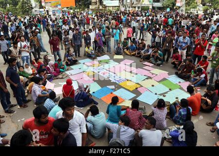 Dhaka, Bangladesh. 12 Sep, 2015. Les étudiants bangladais mars au cours d'un meeting de protestation dans les rues à Dhanmondi Dhaka, Bangladesh, le 13 septembre 2015. Des milliers d'étudiants de différentes universités privées démontrer dans différentes parties de la ville qui protestaient contre les 7,5 pour cent de la taxe sur la valeur ajoutée (TVA) sur leurs frais de scolarité. Le gouvernement a proposé 7,5  % de la TVA sur les frais de scolarité pour l'enseignement supérieur dans toutes les universités privées, de médecine et les écoles d'ingénieurs dans le budget 2015-2016. Banque D'Images