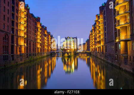 Nuit à la Speicherstadt à Hambourg, Allemagne Banque D'Images