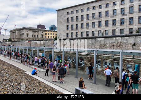 Berlin. Les touristes visitent la topographie de la terreur, de piscines intérieure et extérieure museum & memorial - creusées Gestapo bâtiment et mur de Berlin Banque D'Images