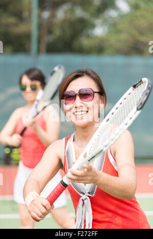 Deux femmes pratiquant le TENNIS Banque D'Images