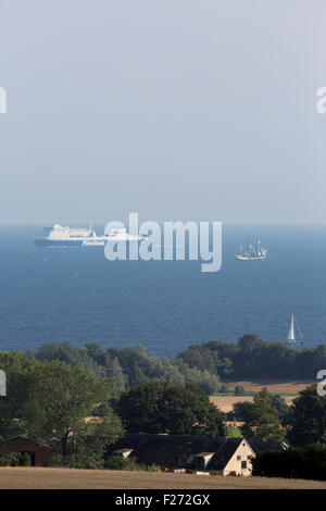 Un navire de la classe Star Finnlines vu depuis les collines de Møn, Danemark Banque D'Images