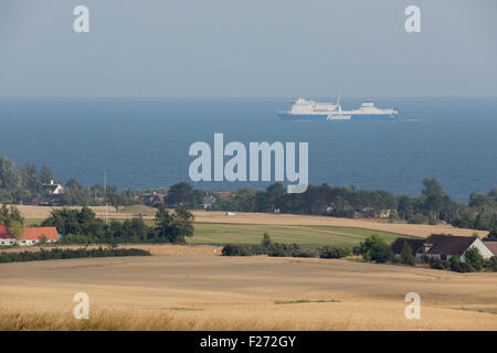 Un navire de la classe Star Finnlines vu depuis les collines de Møn, Danemark Banque D'Images