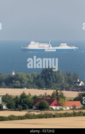 Un navire de la classe Star Finnlines vu depuis les collines de Møn, Danemark Banque D'Images