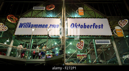 Munich, Allemagne. 12 Sep, 2015. Plusieurs réfugiés se tenir sous une bannière qui se lit "Willkommen zum Oktoberfest' (Oktoberfest) vous souhaite la bienvenue dans la gare centrale de Munich, Allemagne, 12 septembre 2015. Photo : Nicolas Armer/dpa/Alamy Live News Banque D'Images