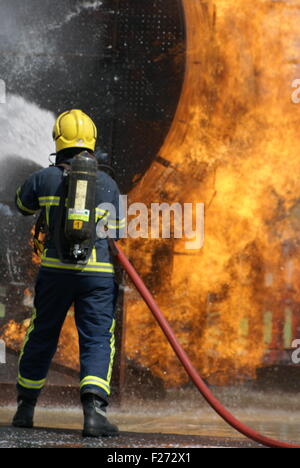 Fire-fighter combats d'incendie et d'explosion du réservoir industriel Banque D'Images