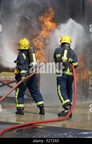 La lutte contre l'incendie des pompiers de carburant Banque D'Images
