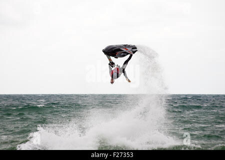 Bournemouth, Dorset, Royaume-Uni. 13 septembre 2015. Grand Prix de la mer à Bournemouth – Lee Stone Pro Freestyle World Champion divertit la foule avec des tours acrobatiques sur son jet ski par une journée de ski gris froid et saccadée. Jet ski jet ski jet ski jet ski jet ski jet ski jet ski jet ski jet ski jet ski jet ski jet ski jet ski jet ski jet ski crédit: Carolyn Jenkins/Alamy Live News Banque D'Images