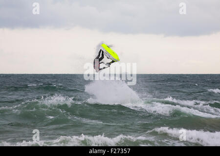 Bournemouth, Dorset, Royaume-Uni. 13 septembre 2015. Grand Prix de la mer à Bournemouth – le bateau de moteur P1 et Aqua X Jetski Championships avec bateau de moteur et jet ski course, alors que les coureurs se préparent à faire la bataille pour les titres nationaux dans les derniers tournois de championnat - le dernier jour. Jason Bleasdale Pro Freestyle Champion national divertir la foule avec des tours acrobatiques sur son jet ski dans un froid gris saccadé. Jet ski jet ski jet skis jet jet jet ski jet ski jet skier jet skier jet ski jet ski crédit: Carolyn Jenkins/Alay Live News Banque D'Images