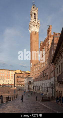 Les touristes sur la Piazza del Campo, Sienne, Toscane, Italie Banque D'Images