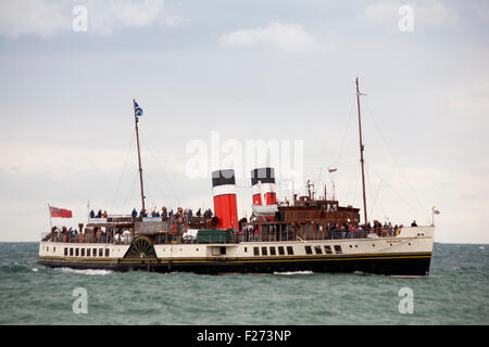 Bournemouth, Dorset, UK 13 septembre 2015. Le bateau à vapeur Waverley à Bournemouth de quitter le quai en direction de Weymouth. Le Waverley est le dernier bateau à vapeur de mer dans le monde avec ses grands entonnoirs, tablier de bois, vernis brillant et laiton. Credit : Carolyn Jenkins/Alamy Live News Banque D'Images