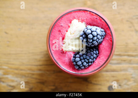 Smoothie aux framboises avec une crème glace mûres congelées Banque D'Images