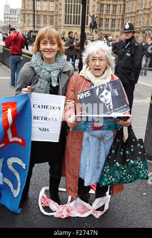 Attirer l'attention des manifestants alors qu'ils protestaient contre la police sur les coupes dans le financement du NHS en dehors de la chambres du Parlement à Londres Banque D'Images