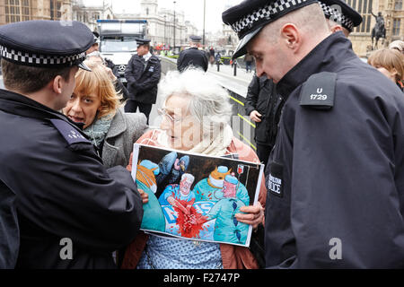 Attirer l'attention des manifestants alors qu'ils protestaient contre la police sur les coupes dans le financement du NHS en dehors de la chambres du Parlement à Londres Banque D'Images