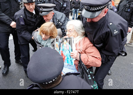 Attirer l'attention des manifestants alors qu'ils protestaient contre la police sur les coupes dans le financement du NHS en dehors de la chambres du Parlement à Londres Banque D'Images