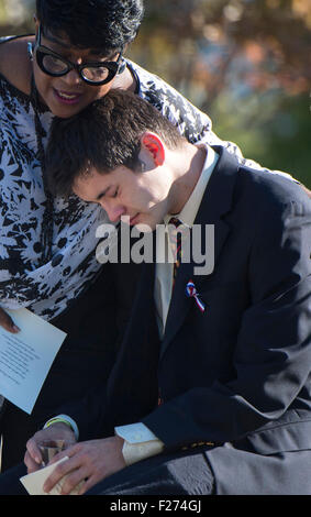 Un homme est réconforté au mémorial marqueur d'un proche tué le 11 septembre au Pentagone Memorial sur l'anniversaire des attentats du 11 septembre 2015 à Arlington, en Virginie. Banque D'Images