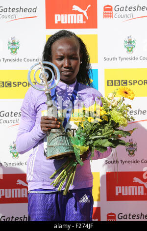 South Shields, UK. 13 Sep, 2015. Mary Keitany, vainqueur de la course élite femmes à la Great North Run en 1 heure 7 minutes et 32 secondes à South Shields, en Angleterre. La Great North Run est un semi-marathon annuel. Crédit : Stuart Forster/Alamy Live News Banque D'Images