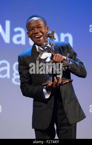 Venise, Italie. 12 Sep, 2015. Abraham acteur Attah pose avec Marcello Mastroianni Award pour le jeune acteur pour son rôle dans le film 'bêtes de No Nation" au cours de la cérémonie de clôture et la première mondiale de 'Pao Lao Er' à la 72e Festival International du Film de Venise le 12 septembre 2015 à Venise, Italie. © dpa/Alamy Live News Banque D'Images