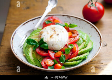 Les tomates mozzarella salade d'avocat et. Banque D'Images