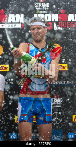 Binz, Allemagne. 13 Sep, 2015. La triathlonienne Michael Raelert, de Rostock a remporté la 2e 'trandraeuber Ironman 70.3 Ruegen' et célèbre de Binz, Allemagne, 13 septembre 2015. Environ 1200 triathlètes de plus de 20 pays différents ont participé. PHOTO : STEFAN SAUER/DPA/Alamy Live News Banque D'Images