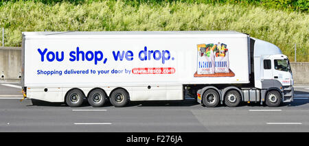 Vue latérale du VHG supermarché de la chaîne d'approvisionnement alimentaire épicerie magasin camion de livraison camion avec remorque publicité secteur alimentaire Tesco UK la conduite sur autoroute Banque D'Images