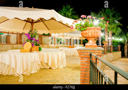 Set de table dans le restaurant en plein air Banque D'Images