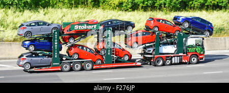 Transport de voiture chaîne d'approvisionnement transport entreprise Eddie Stobart hgv Truck Camion et remorque équipés de onze nouvelles voitures Ford Autoroute Essex Angleterre Royaume-Uni Banque D'Images