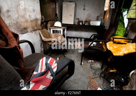 Swansea, Royaume-Uni. 12 Sep, 2015. Le travail hut, maintenant dans un état de délabrement, détient les effets personnels de 4 mineurs tués dans la catastrophe de la mine Gleision en 2011. Une union jack flipflop est placé sur la chaise, une farce sans doute joué sur l'un des mineurs, avant leur retour en arrière après leur quart de travail, d'une douche. Ils ne sont jamais revenus. Credit : Roger tiley/Alamy Live News Banque D'Images